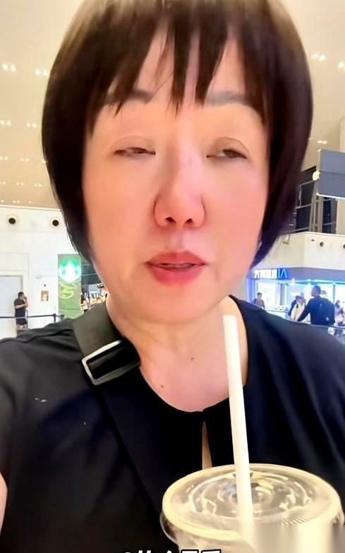 从澳大利亚飞回来的女人，刚落地广州白云机场，行李还没拿，就举着手机录视频嫌3块钱