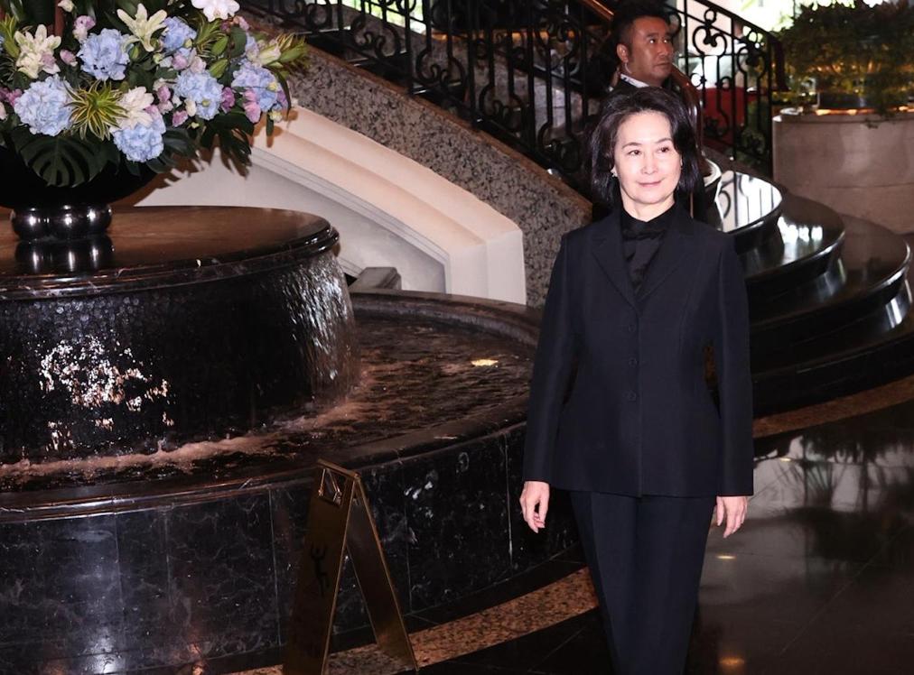 赌王二房女儿何超蕸4月12日在香港养和医院因病离世，时隔一个月，由香港政商以及演