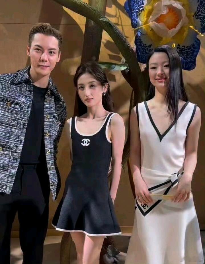 才发现单依纯原来是个大个子大骨架，和张子枫一对比好明显。​​​