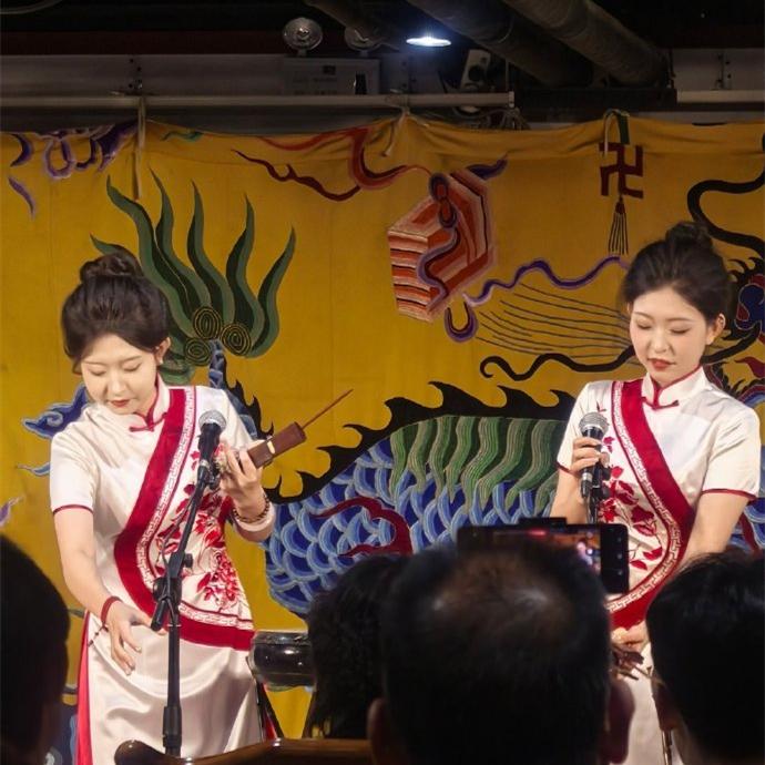 开始上热度了！鼓曲社上周在北京三庆园演了两场，票房、上座率都有保障。演出现场，观