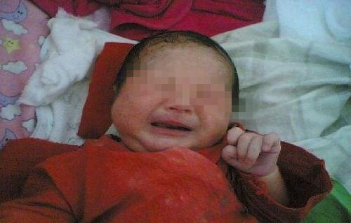 宝宝乳头肿胀, 奶奶好心挤乳头, 孩子哭闹送医, 公公: 尽做些蠢事