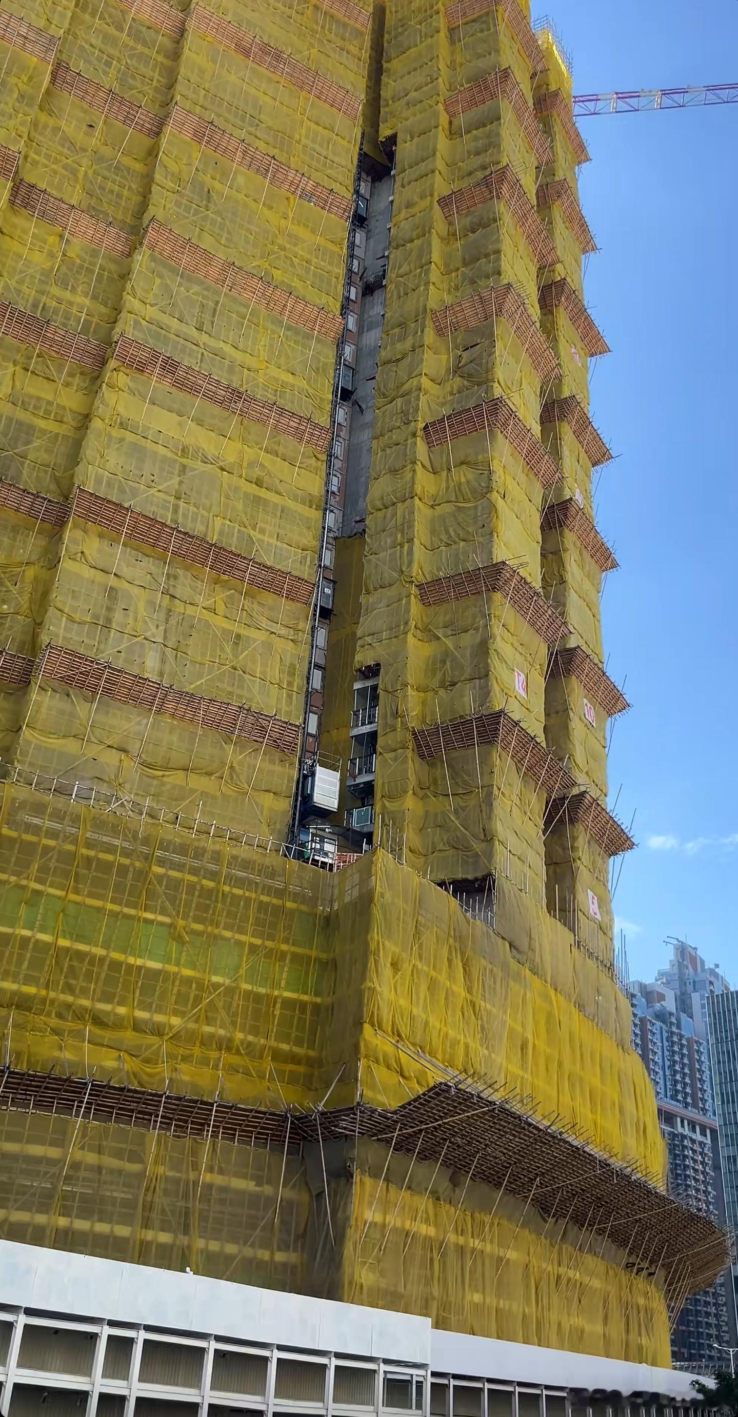 搜了下…香港维护高楼要用竹棚，因竹材强度较钢管低很多，为了保证支撑性，用竹的数量