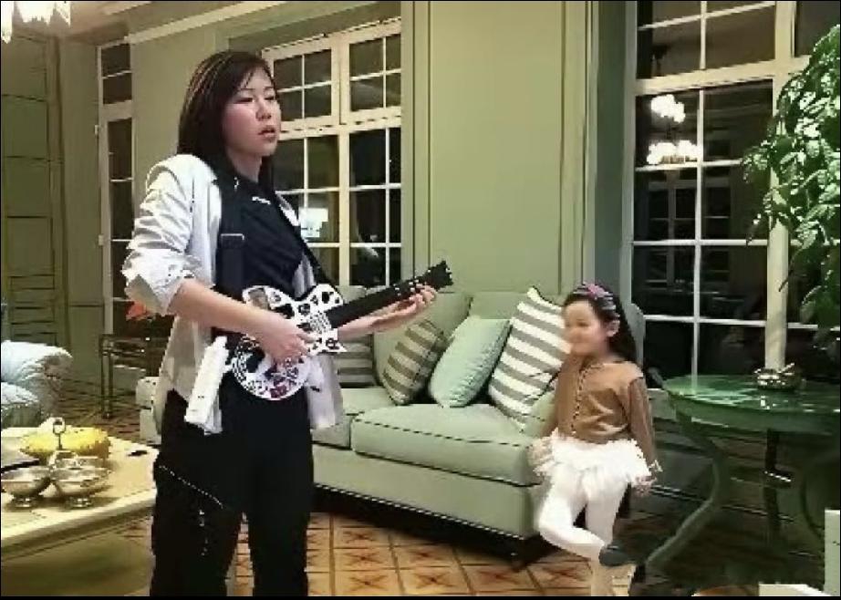 李嫣是幸运的。她和妈妈王菲、爸爸李亚鹏、姐姐窦靖童等都很亲近。在爱中长大的李