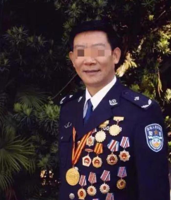 1992年，一名缉毒警察受邀参加颁奖仪式，由于主办方的失误，不小心切成了直播，导