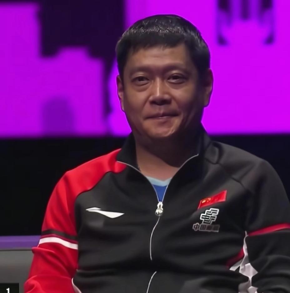 邱指导呀，邱指导，你可真成了全场最靓的仔。人家是衣服反光，怎么到了你这就是