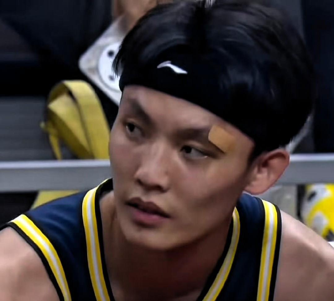 徐杰是球队真大腿无疑！胡明轩缺席的比赛，徐杰带队直接打成大腿，广东队进攻也更流畅