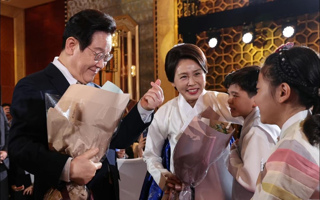 1月4日晚上，金惠景在华出席晚宴，以一袭韩国传统服饰惊艳亮相，宝蓝色裙身典雅端庄