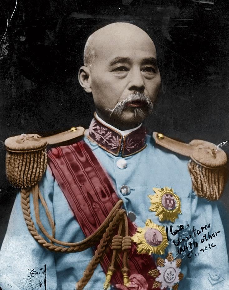 1917年秋天，北京城里突然流行起一道新菜——"总统鱼"。食客们嚼着鱼肉犯嘀