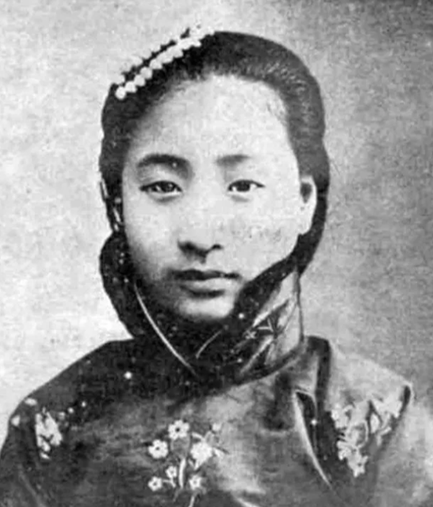 1949年，一名“懒婆娘”下嫁给锅炉工，她每天啥也不干，只喝酒、闲逛和听戏，直到