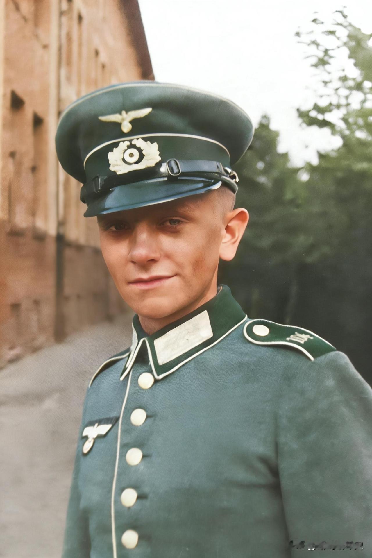 传奇“虎王”：奥托·卡里乌斯照片为身着陆军礼服的奥托·卡里乌斯，拍摄于他在波