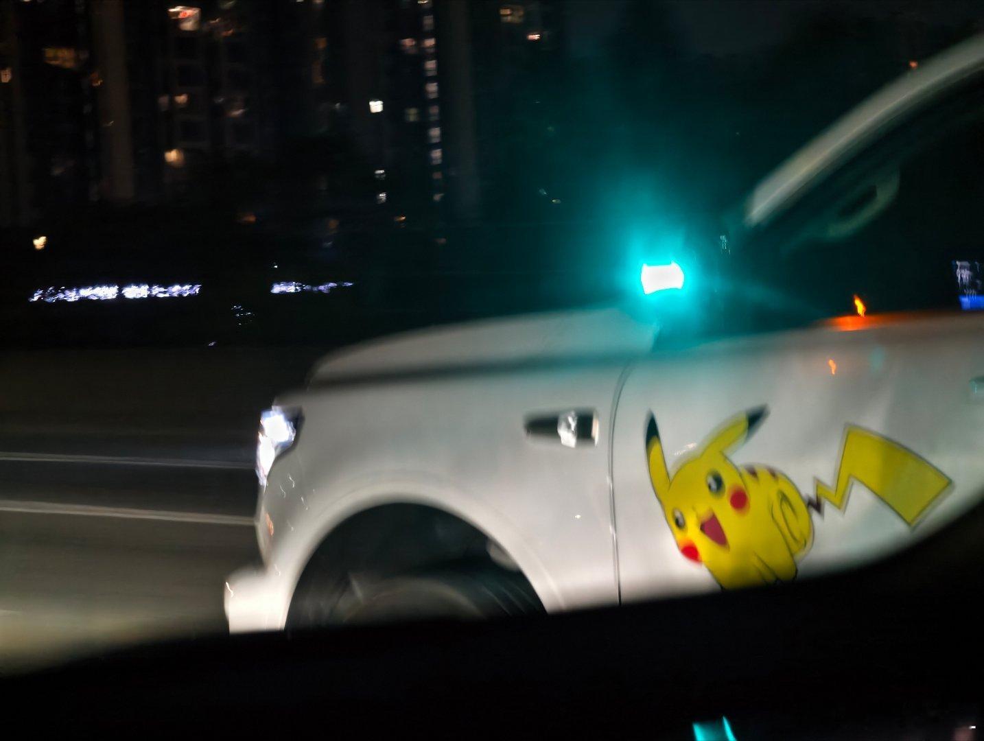 看到我不和我打招呼，还超我车！徐大V有礼貌不？？晚上后方看坦克500这小蓝灯真