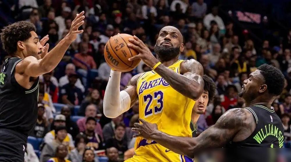 41岁的老詹还在天上飞，湖人管理层却在装瞎。半场狂砍16分，平筐暴扣直接震碎篮板