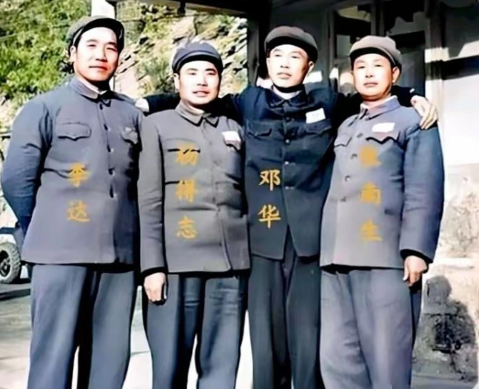 这是五十年代在朝鲜，四位将领在志愿军总部的合影照。他们都身着军装，斗志昂扬，邓华