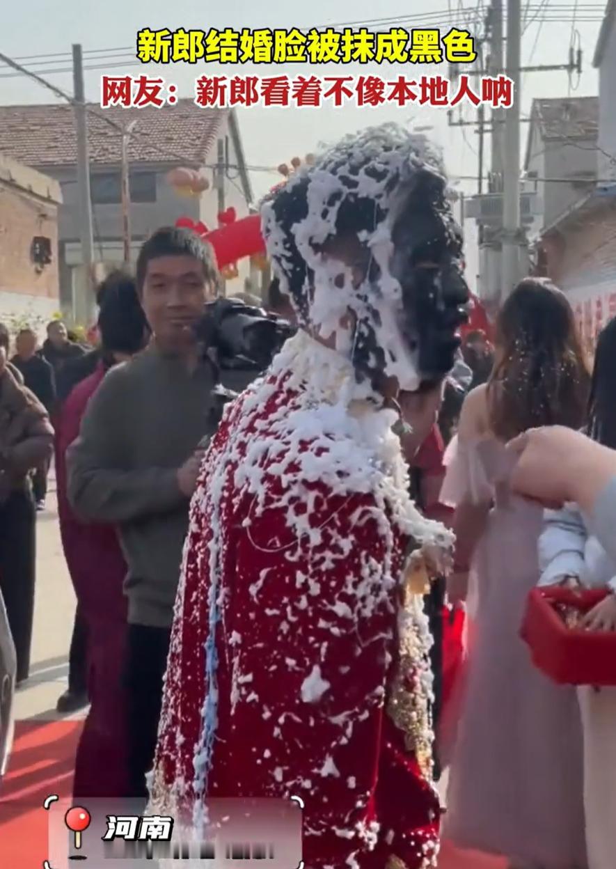 这样的婚闹真的有意思吗？河南，一对新人结婚，可大喜的日子，新郎却被朋友们把脸摸成