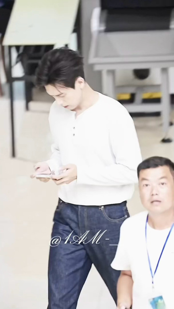 现哥玩的什么游戏也带带我们呗李现边走边玩游戏李现演我走路玩手机