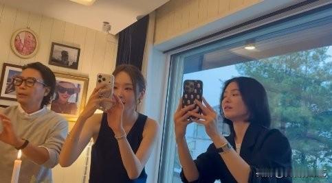 31日，演员宋慧乔在个人Instagram上传了多张照片。照片中是严正花介绍葡萄