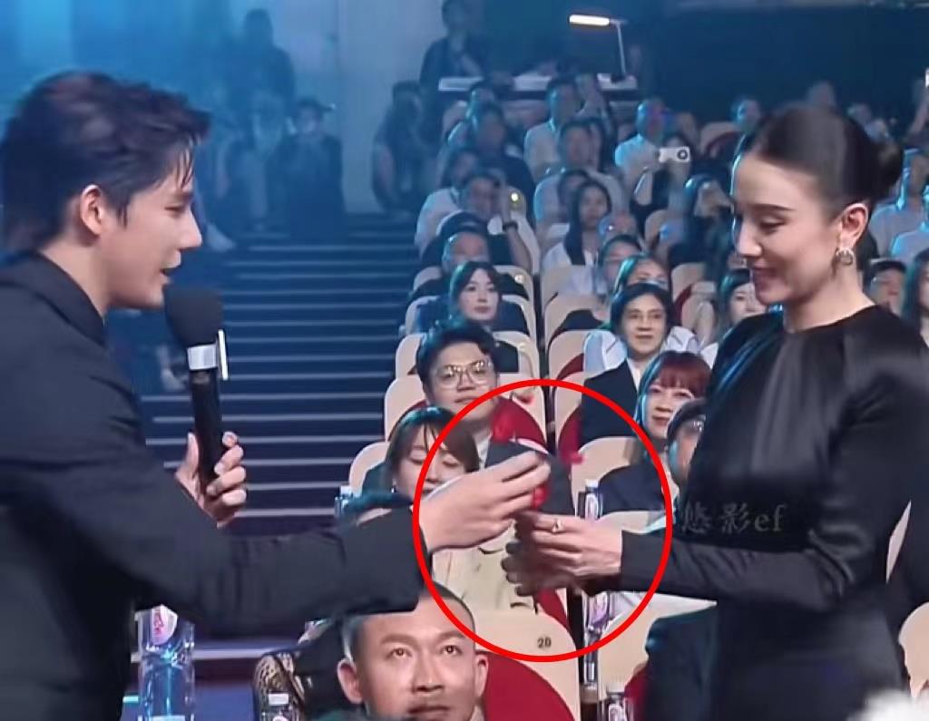真不是我吹，宋佳以后高光时刻少不了，就这个细节很多明星都做不到，更不屑去做