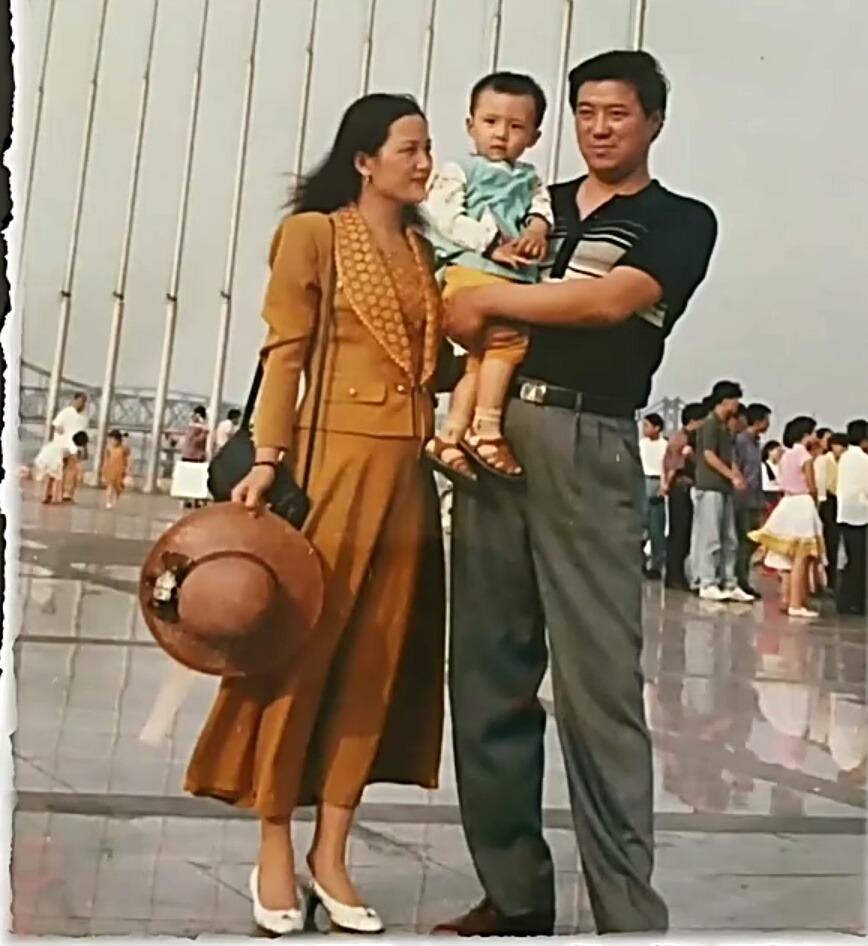 黄景瑜母亲年轻时侧面看和徐璐是同种类型的美女，两手撑脸的徐璐和黄景瑜合影，两人竟