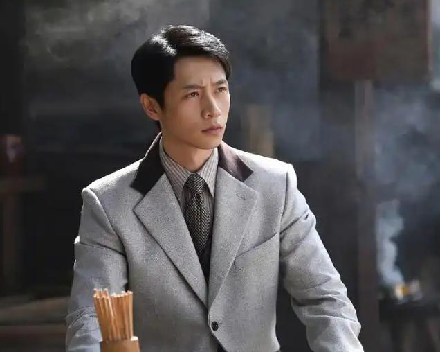 这个世界我最想不通的人就是魏晨了，他都39岁的人了，居然什么角色都愿意演。成名前