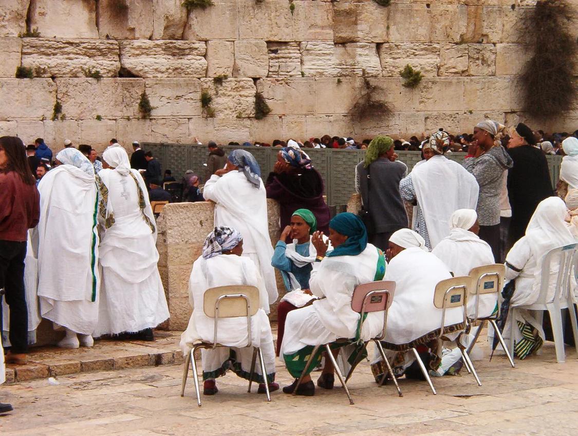 伊朗导弹上印着"让以色列从地图上消失"，革命卫队喊着"灭掉以色列"的口号，但转头