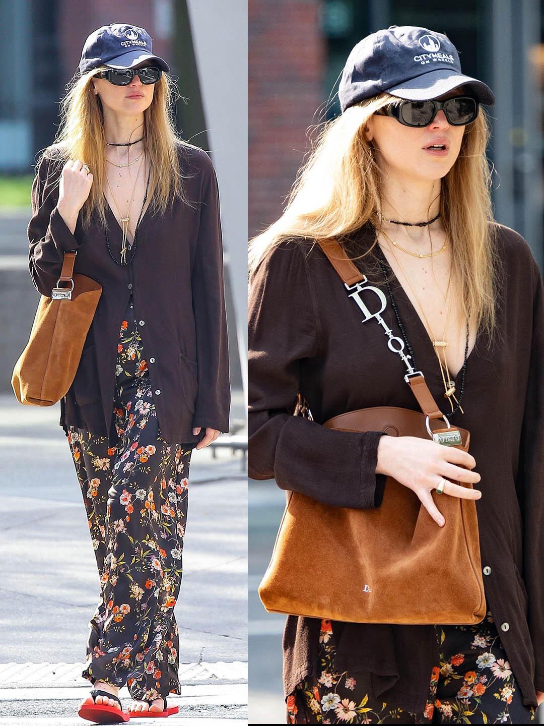 JenniferLawrence纽约街拍，这一套随性温柔！深棕Ⅴ领开衫松弛感拉