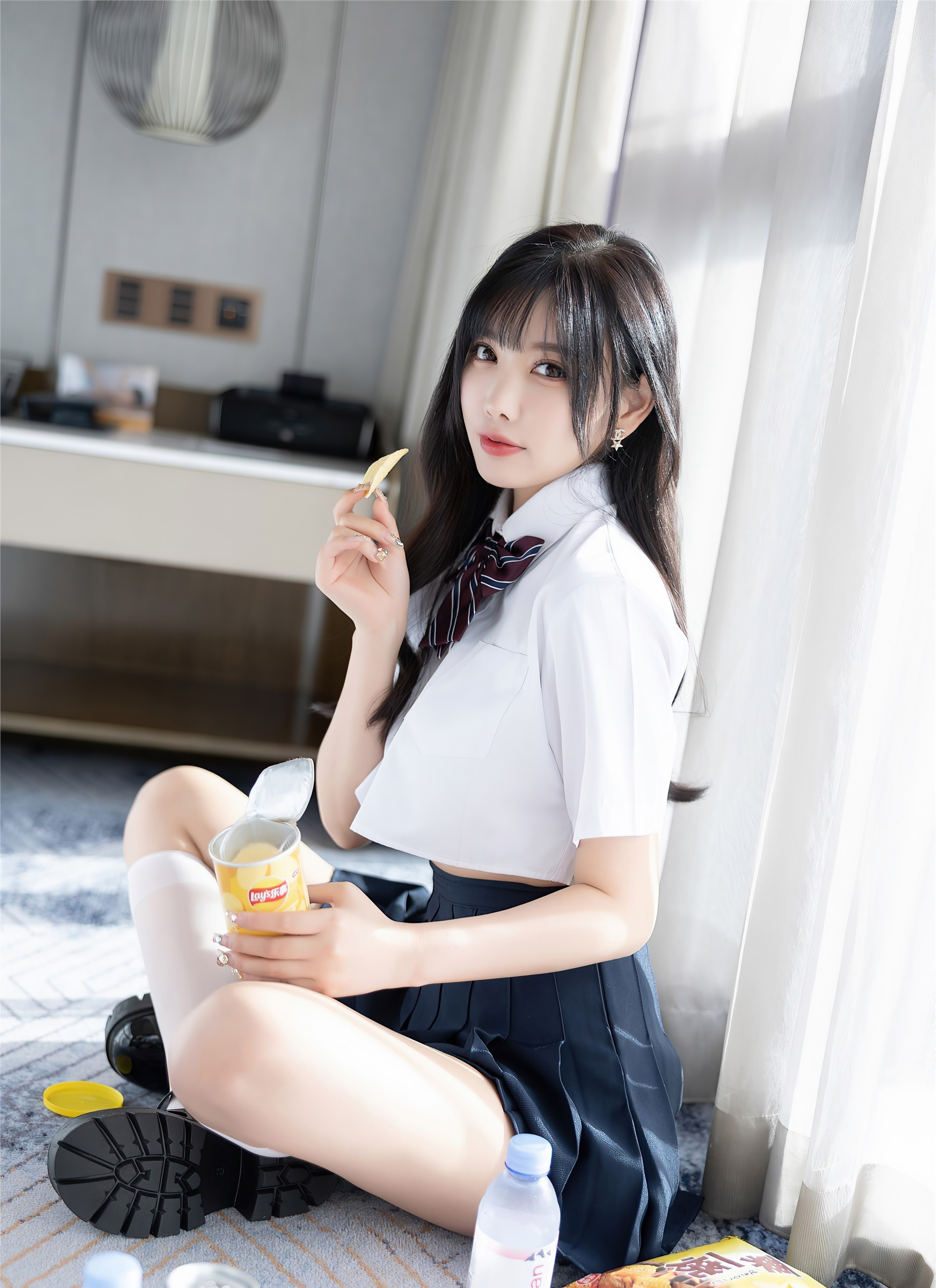不得不说衬衫搭配百褶裙是真的减龄，一件白色的露脐装衬衫带给你满满的个性与时尚，下