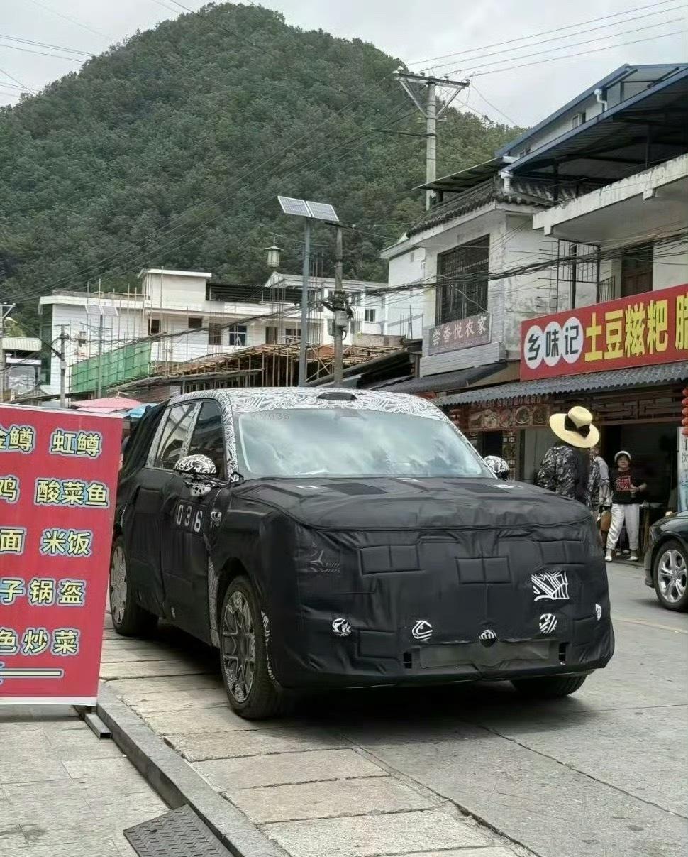 小米yu9路试车越来越多了大家都觉得应该是凯雷德风格，我感觉应该偏科技风一点[酷