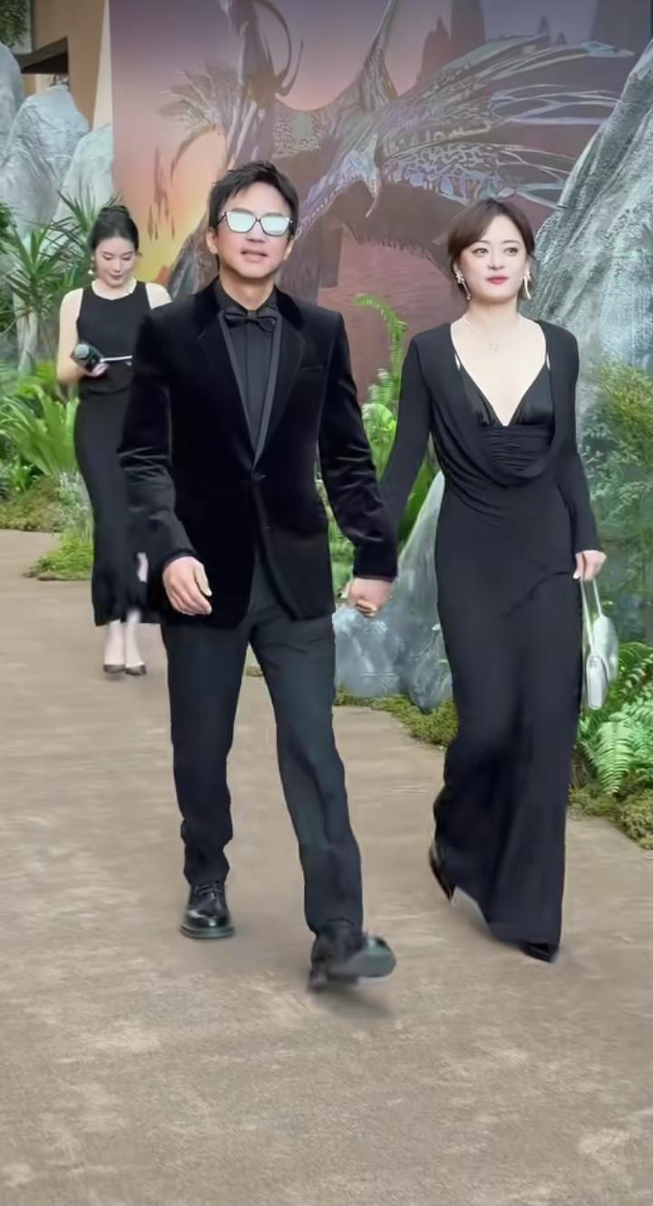 邓超孙俪是娱乐圈公认的模范夫妇[赞][赞][赞]从《幸福像花儿一样》结缘，用十五