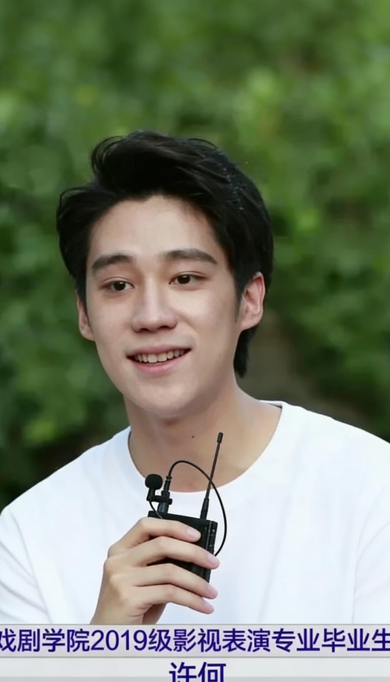 他用父母姓氏做名字，却没留住父母的婚姻。“许何”，这两个字是2001年最甜蜜的