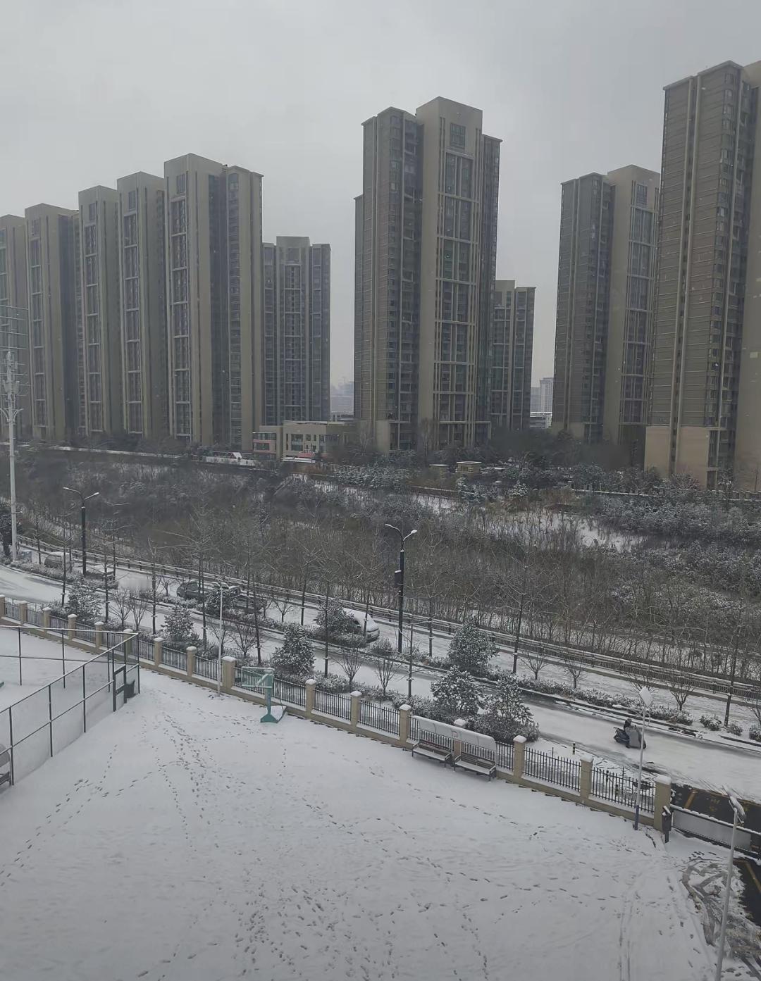 一场雪让双职工家庭原形毕露，平时扛得住，这次真绷不住了。河南这场雪下得突然