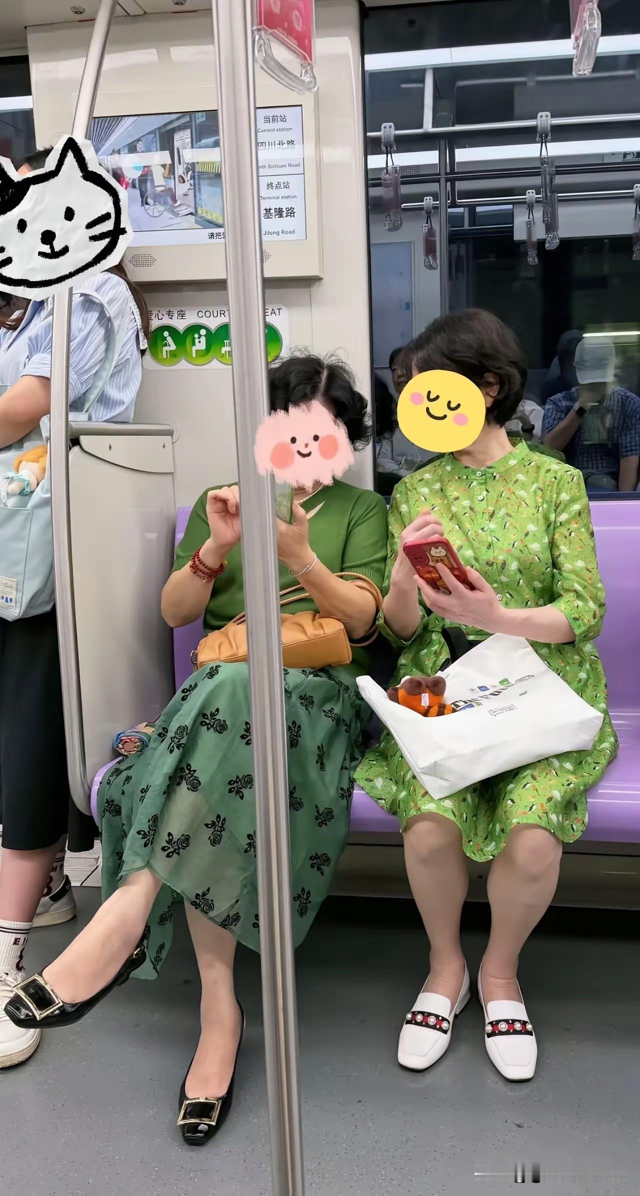 地铁上遇到的两个阿姨，明明长相也很平平，穿的衣服也都是一些普普通通的衣服，可就是