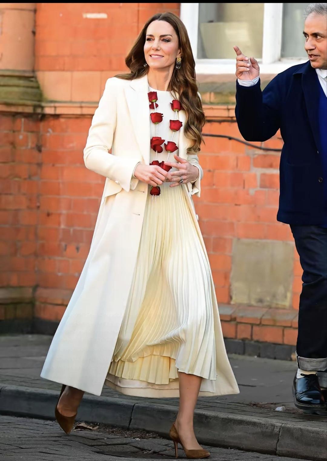 凯特王妃真美！3月5日，凯特王妃惊喜亮相莱斯特，独自一人访问印度一家公司。她