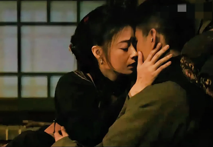 《归队》第28集预告：高云虎接了任务，重回松林镇见到大阔枝。结果俩人在屋里正亲热