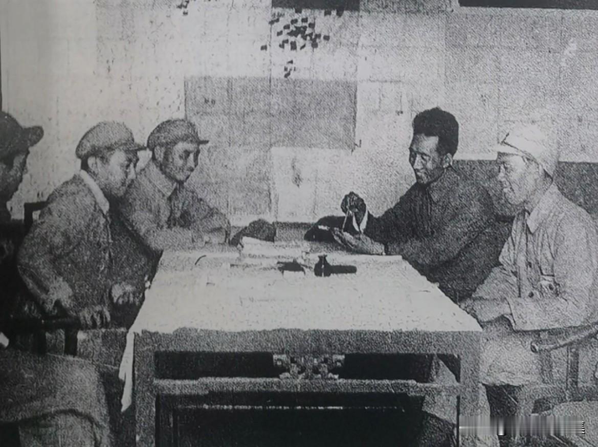 1948年6月，徐向前（右二）任华北野战军第一兵团司令员兼政治委员时，在作战室研