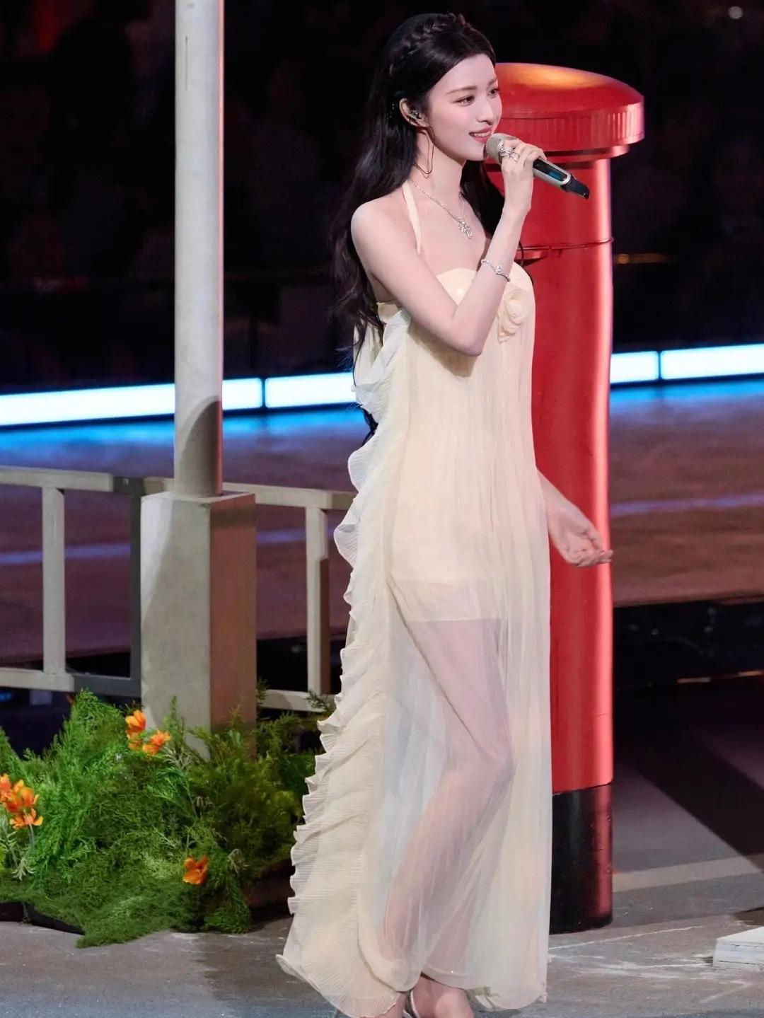 王楚然以多套吊带裙造型引爆社交平台，从米白蕾丝到珍珠裸背设计，将“又欲又仙”的气