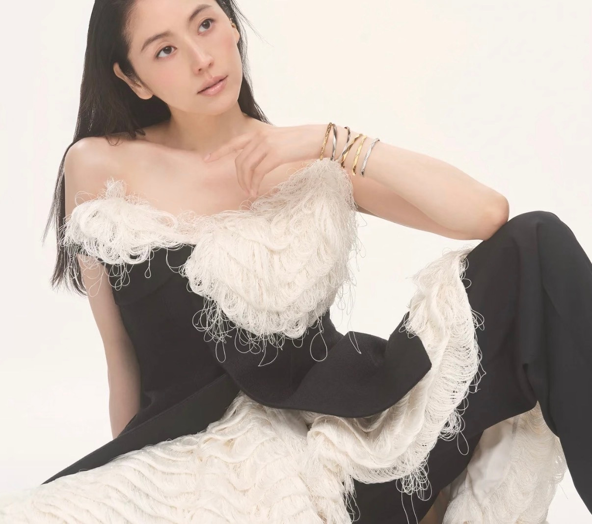 长泽雅美为日版Vogue拍摄一组珠宝大片​​​