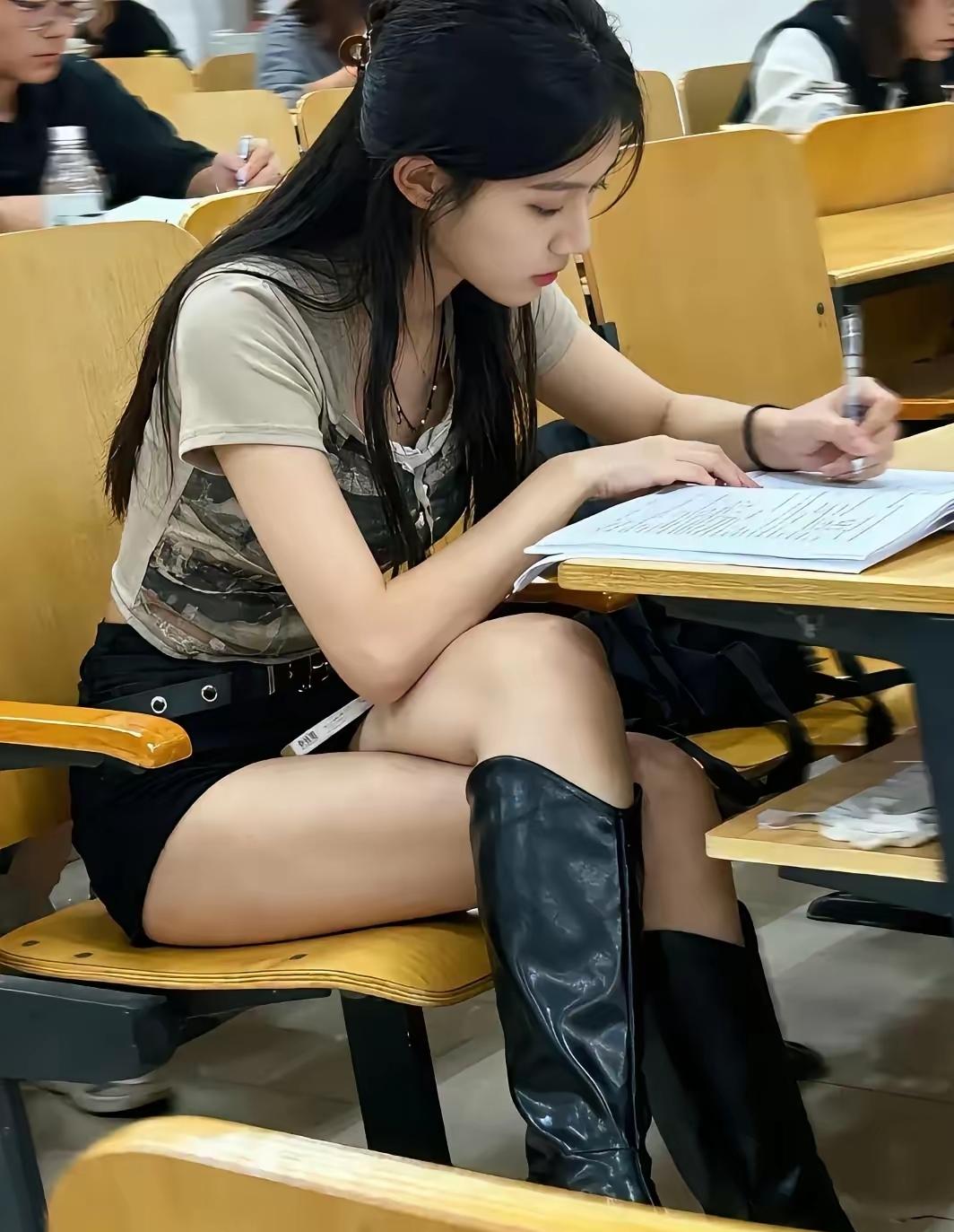 姐妹们，相亲碰到两个男生：一边是资产过亿的大叔，一边是帅到心巴上但月入不过万的男