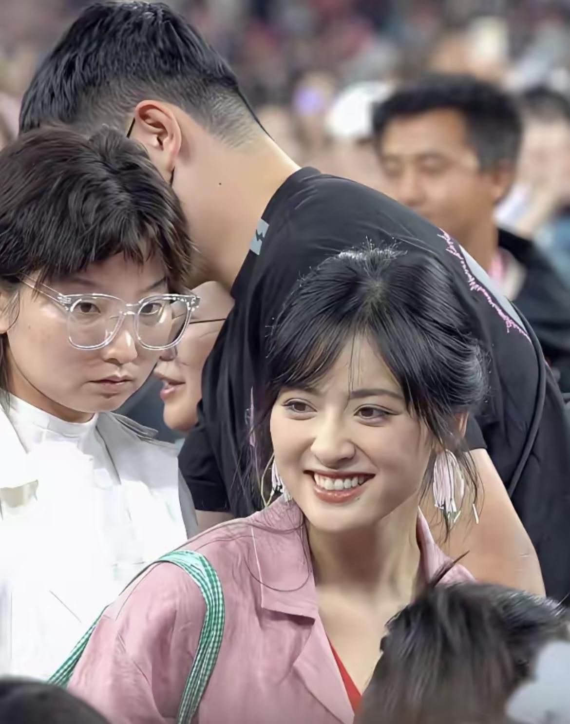 电视上看一般般，真人居好看[笑着哭]