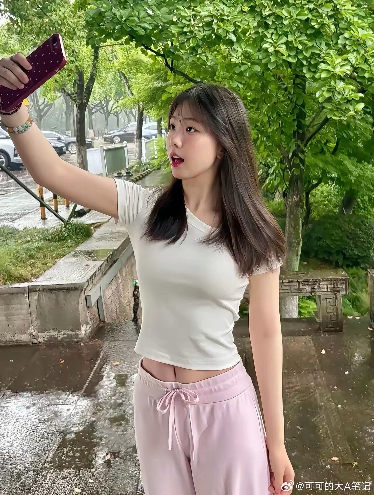 元气女孩的治愈瞬间笑容比阳光更暖，蹦蹦跳跳的小日子，藏着最简单的快乐