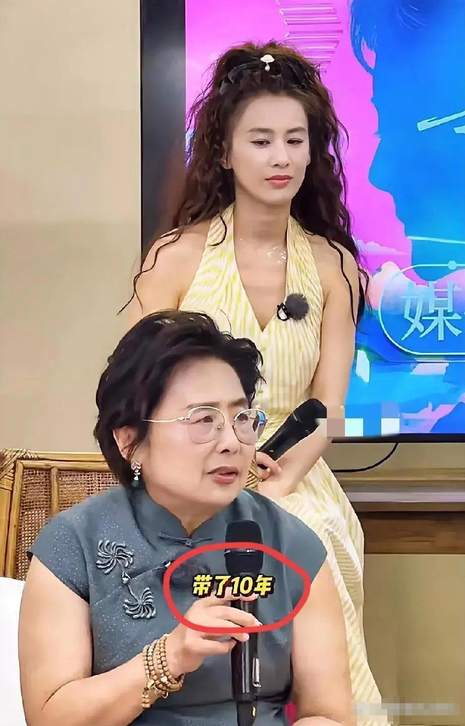 黄圣依妈妈这次真的把桌子都掀了。最新采访，她说自己在北京给杨子和黄圣依带了10年