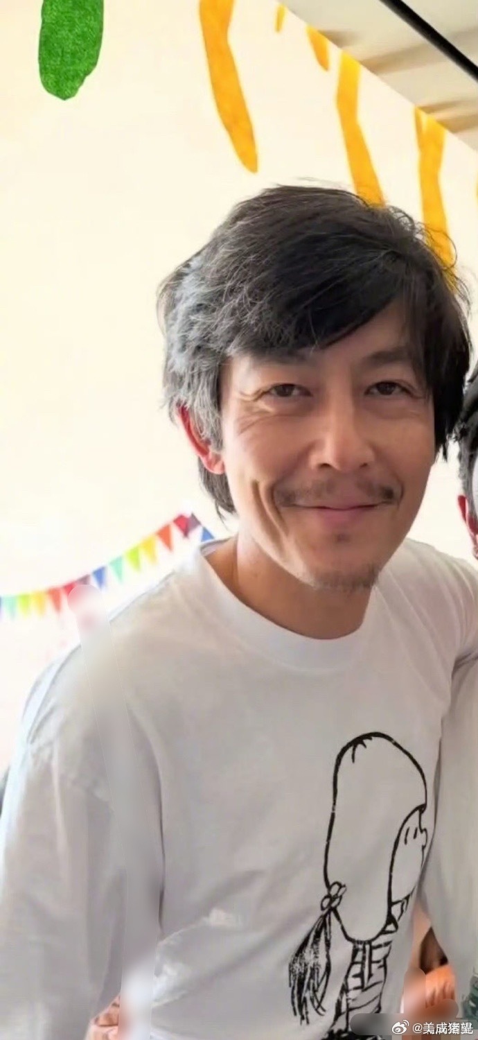 陈冠希变爷爷了