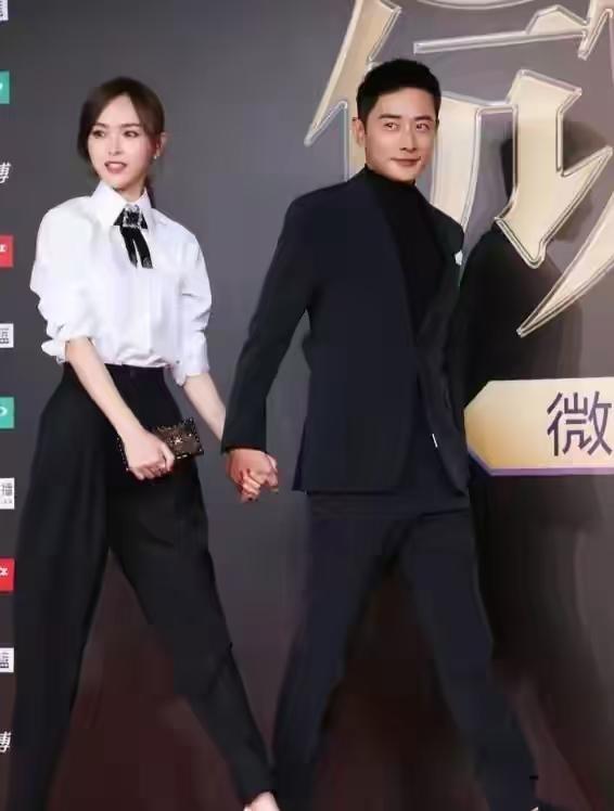 葬礼上的孝布才平息了婚变谣言，三个月后一场直播又把这对夫妻拖回舆论漩涡。罗晋父