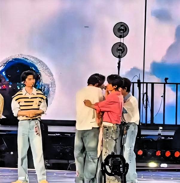 说个丢人的事儿，你众目睽睽下提过裤子没。刘耀文昨儿上海演唱会，就栽这上头了。