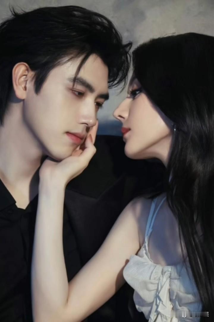 灵主大人和她的小狐狸真好磕！这两张美得让人挪不开眼睛的面孔。导演是会选角的，虽