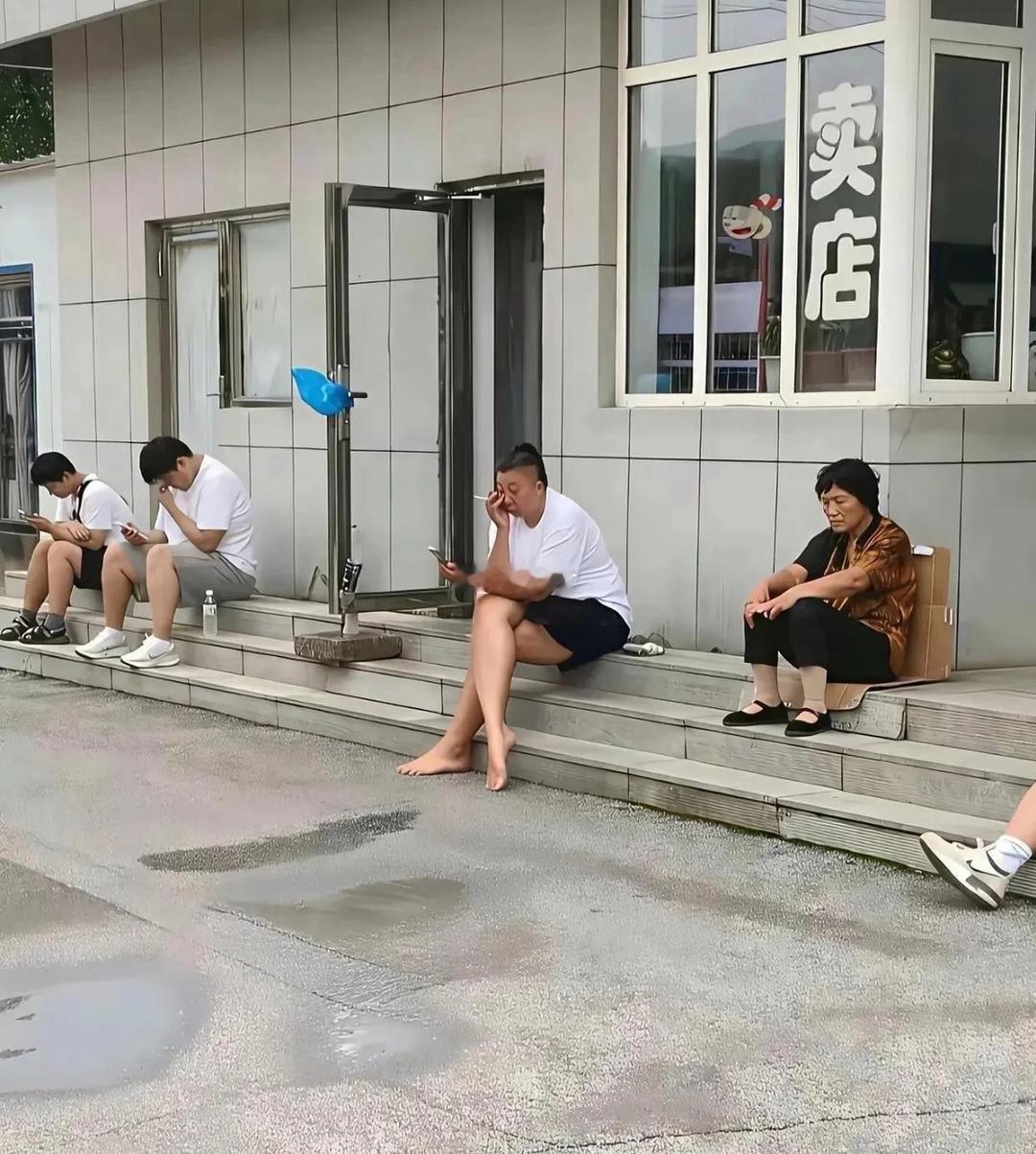 虽然现在她落魄了不过赚的钱估计也够花几辈子​​​
