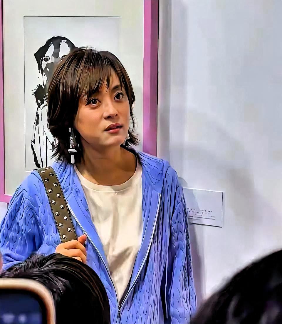 孙俪蹲在花丛前笑得像个孩子，评论区一句话却扎心了。上海花展，白衬衫阔腿裤，草