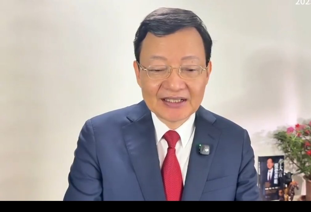 李大霄股炒的如何不知道，但他面相确实符合有钱人的信息。面宽耳阔，鼻大有肉，额高阔