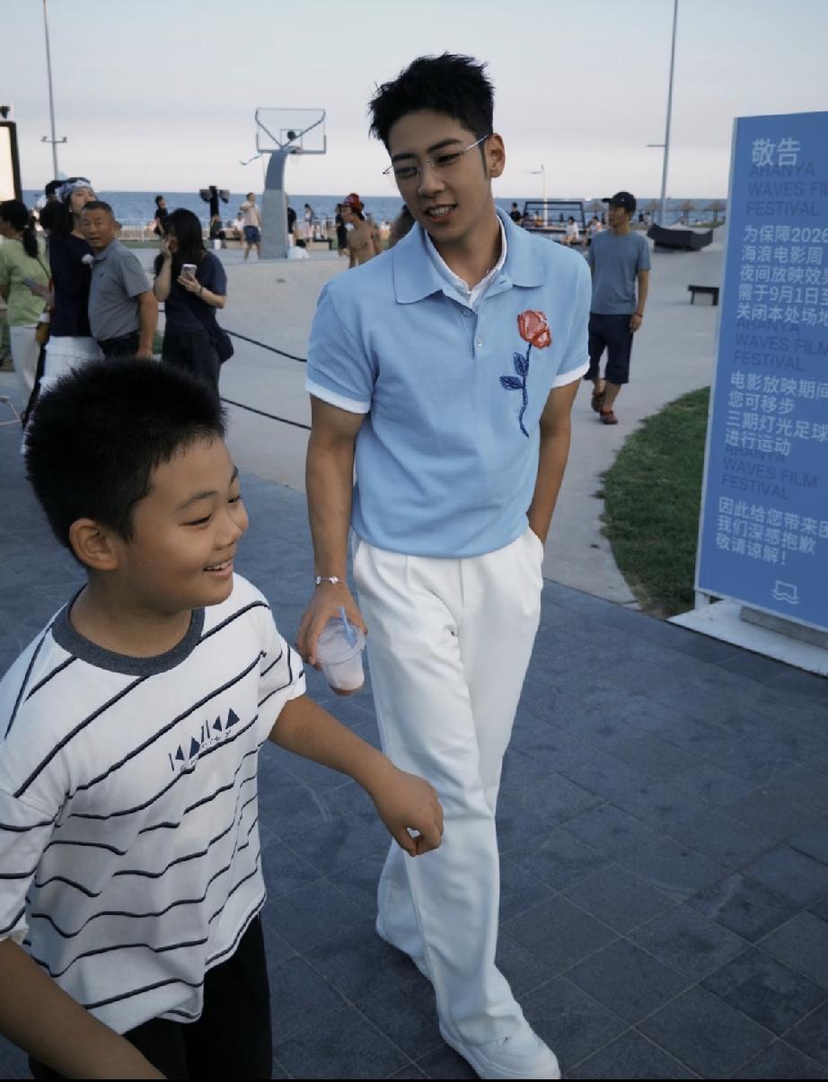 9月5日，郭涛儿子石头在阿那亚被偶遇，换了两套衣服，有人说他长得太着急了，妆容太