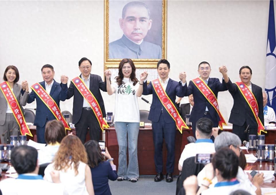 郑丽文正在下一盘大棋！ 7月22日下午，国民党中央党部的中常会现场，气氛跟过