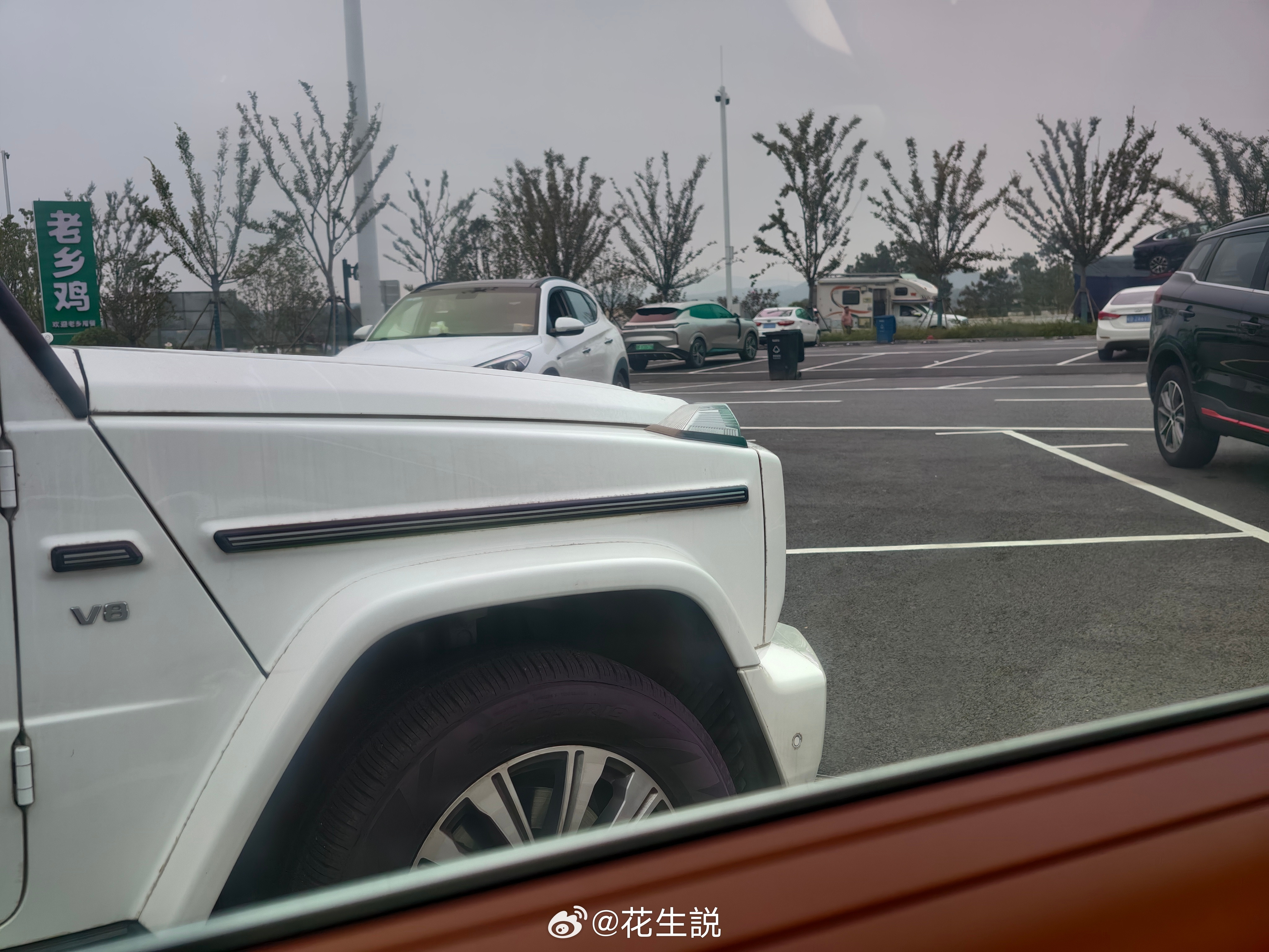 到服务区吃饭，旁边来了一辆V8的大G，全车满载，可我一点都不羡慕他们
